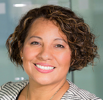 Claire Ashford, directora de cumplimiento y experta financiera, retrato